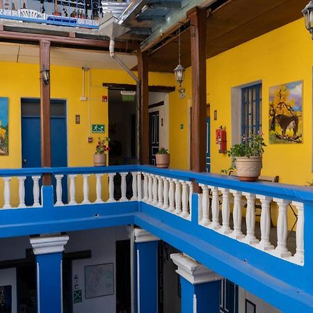 Blue Door Housing Historic Quito Hotel Exterior photo