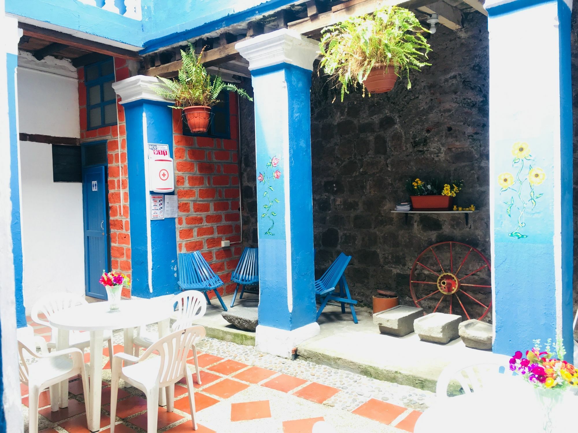 Blue Door Housing Historic Quito Hotel Exterior photo
