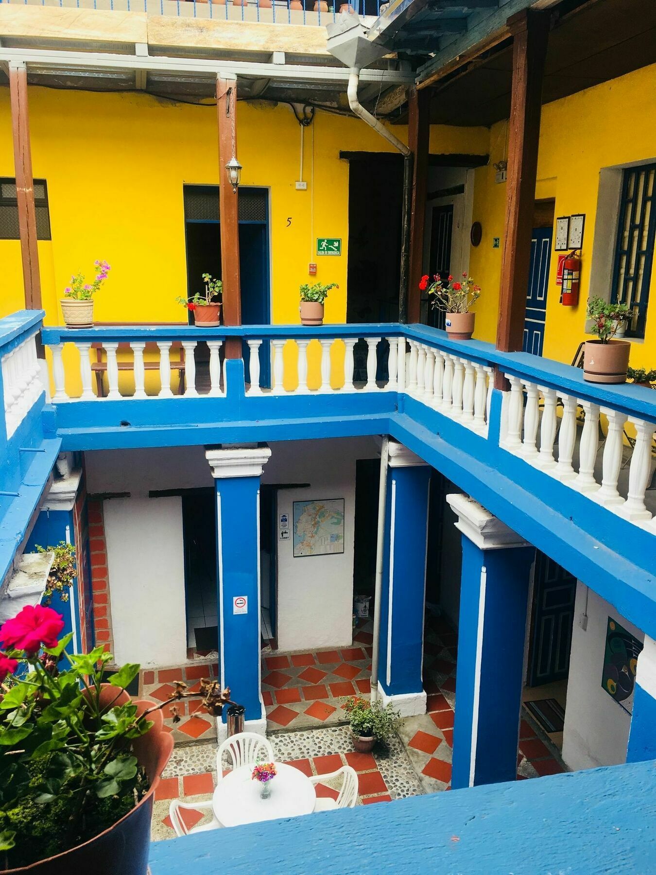 Blue Door Housing Historic Quito Hotel Exterior photo